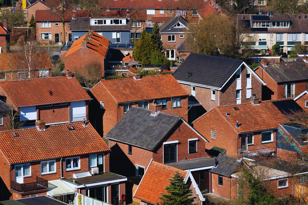 Rode bakstenen huizen met dakpannen